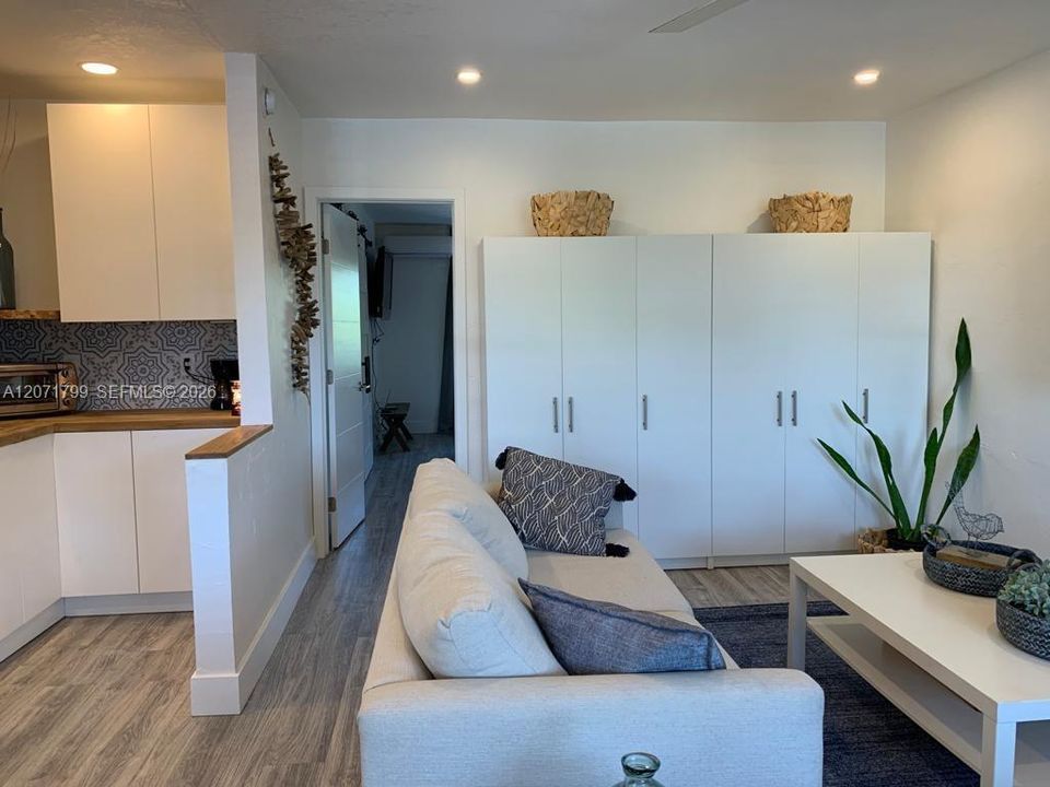 For Rent: $2,200 (1 beds, 1 baths, 572 Square Feet)