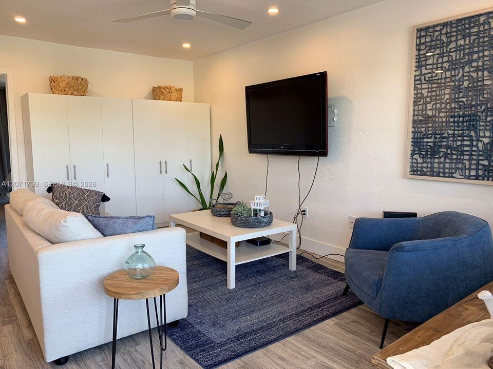 For Rent: $2,200 (1 beds, 1 baths, 572 Square Feet)