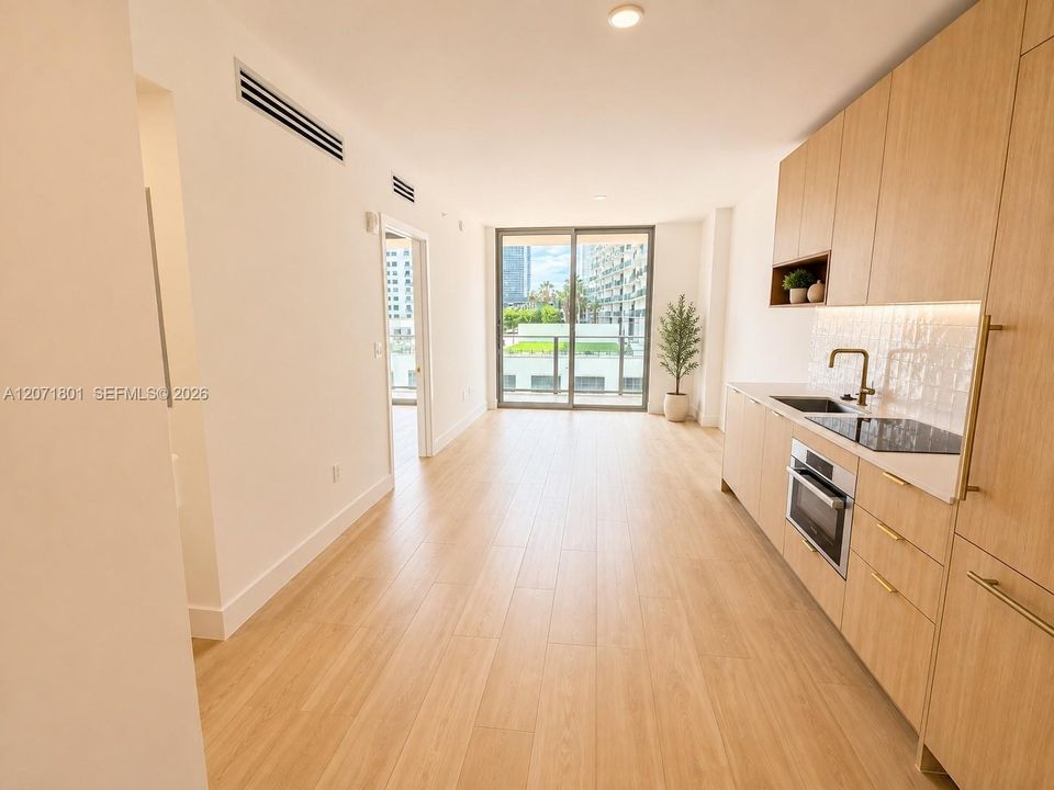 For Sale: $698,800 (1 beds, 1 baths, 598 Square Feet)
