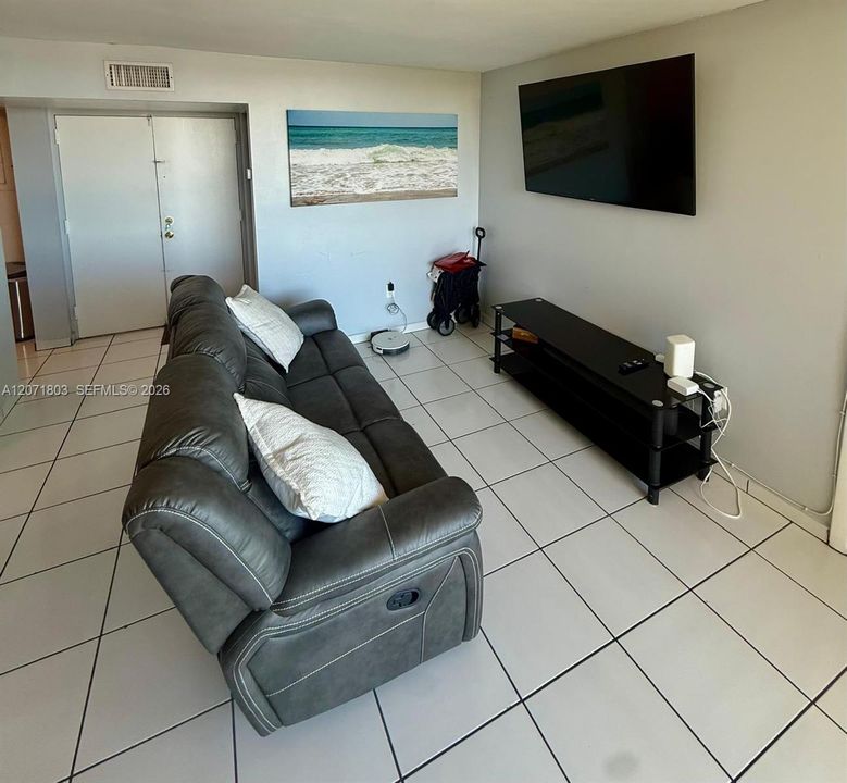 For Sale: $270,000 (2 beds, 2 baths, 898 Square Feet)