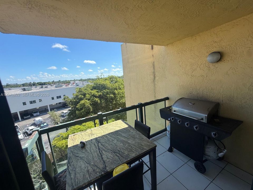 For Sale: $270,000 (2 beds, 2 baths, 898 Square Feet)