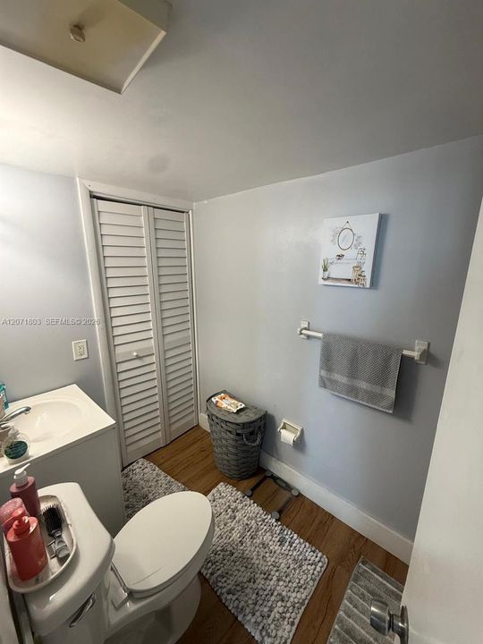 For Sale: $270,000 (2 beds, 2 baths, 898 Square Feet)