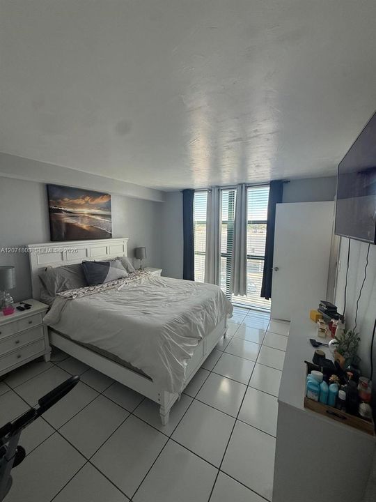 For Sale: $270,000 (2 beds, 2 baths, 898 Square Feet)