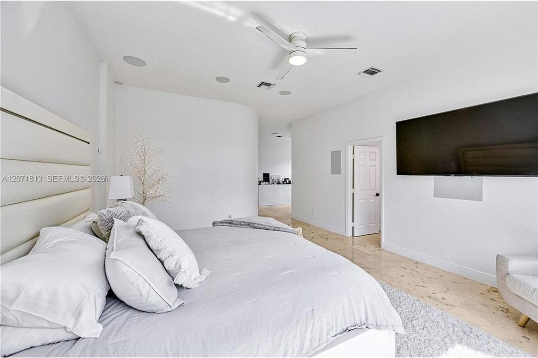 For Sale: $950,000 (5 beds, 3 baths, 3113 Square Feet)