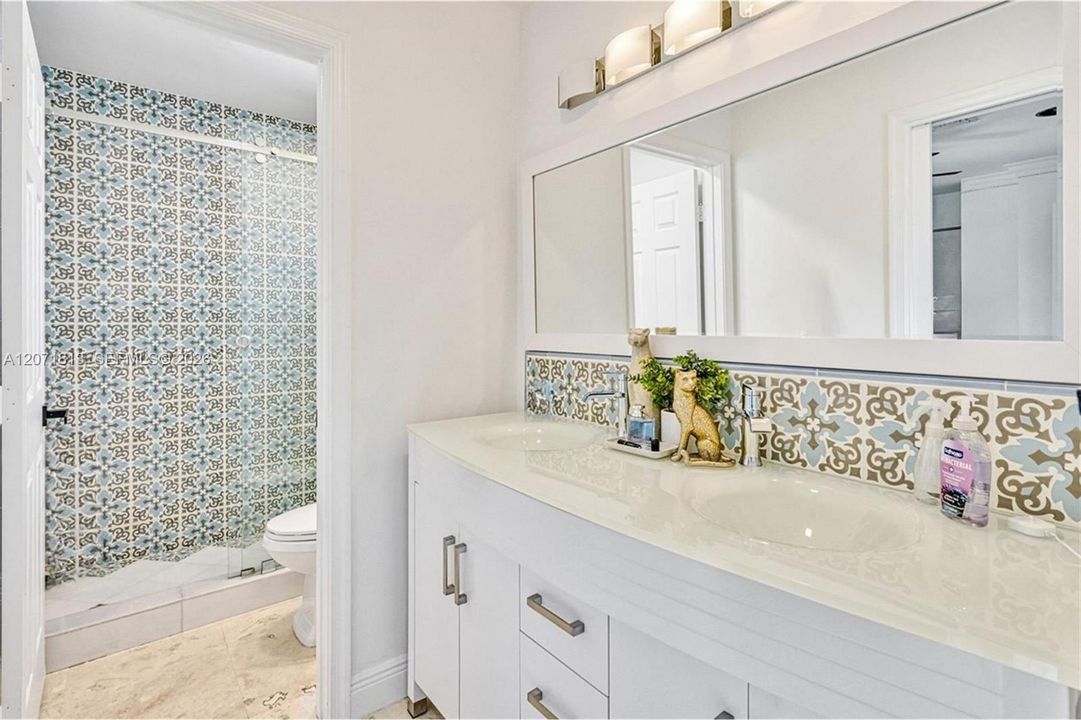 For Sale: $950,000 (5 beds, 3 baths, 3113 Square Feet)