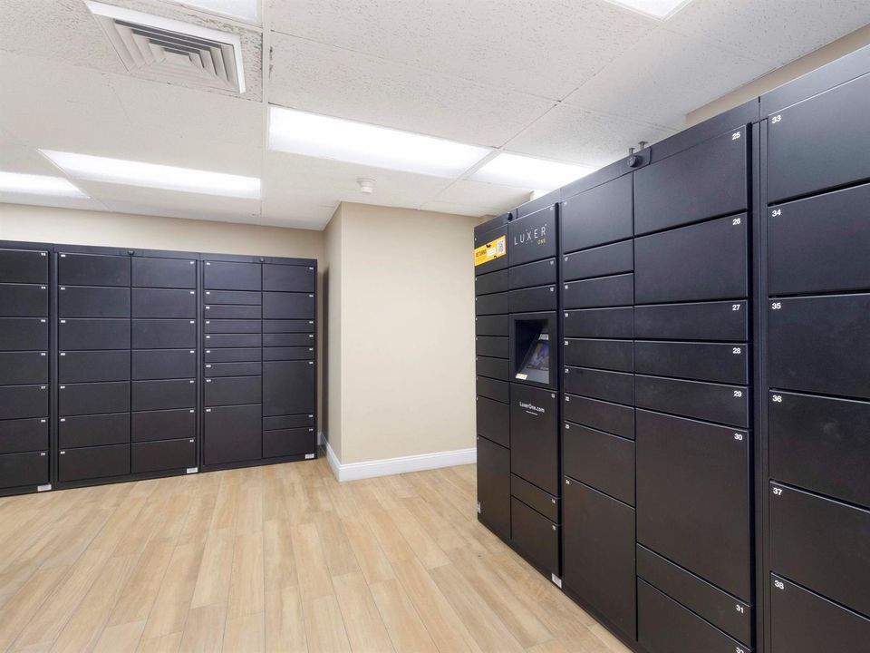 Pickup-Dropbox_Locker_Room