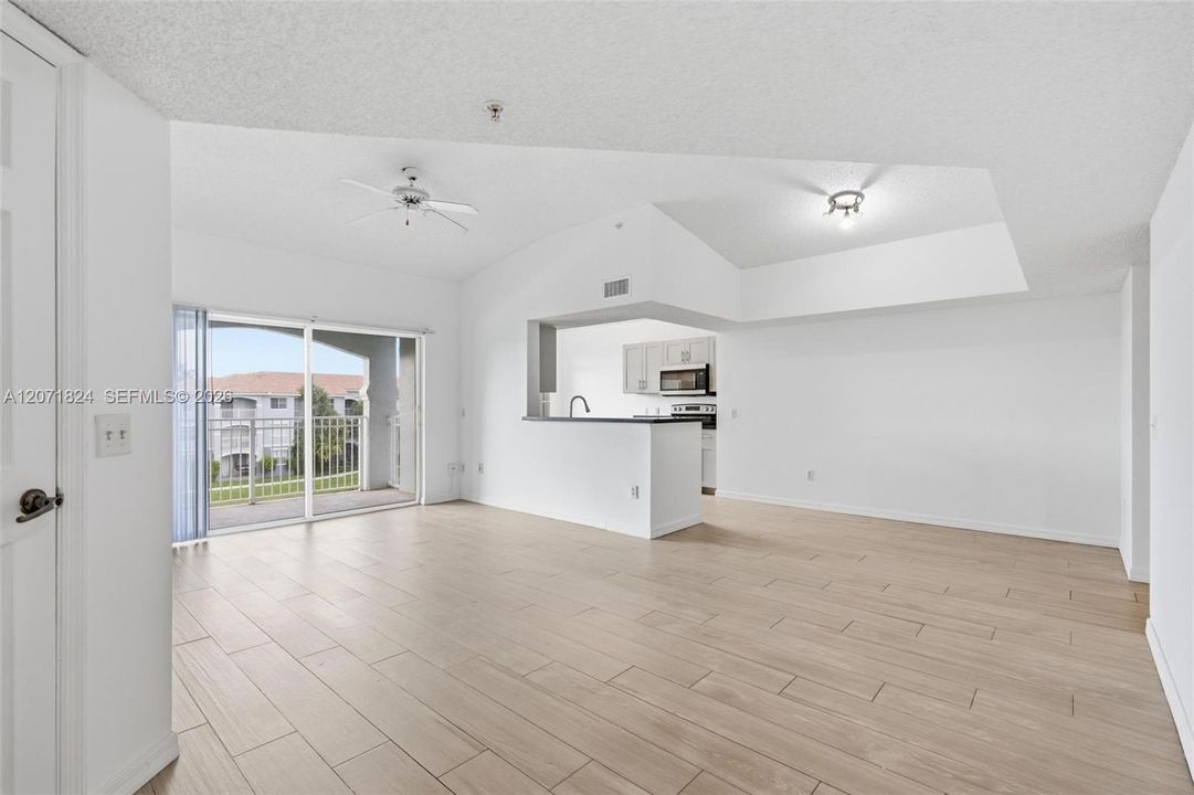 For Sale: $325,000 (3 beds, 2 baths, 1247 Square Feet)