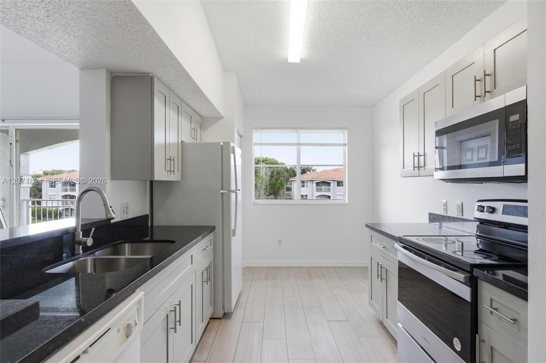 For Sale: $325,000 (3 beds, 2 baths, 1247 Square Feet)