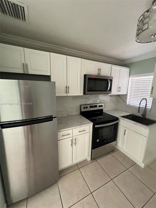 For Rent: $1,900 (1 beds, 1 baths, 800 Square Feet)