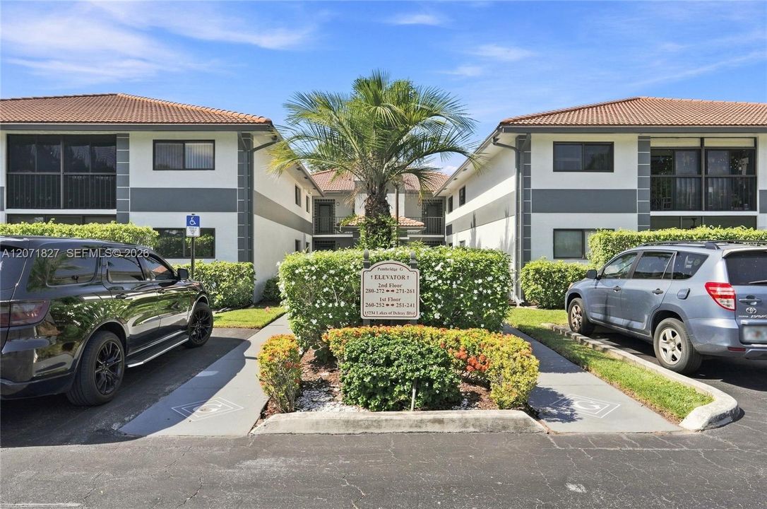 For Sale: $239,000 (2 beds, 2 baths, 900 Square Feet)