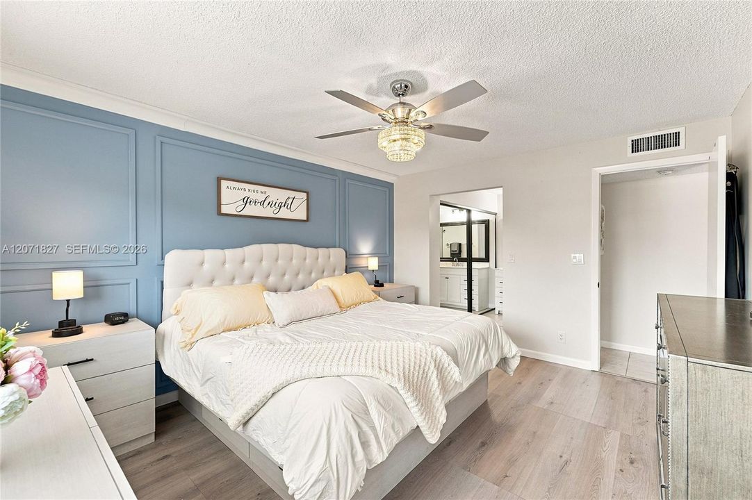 For Sale: $239,000 (2 beds, 2 baths, 900 Square Feet)