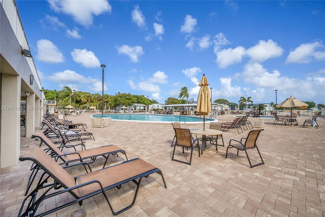 For Sale: $239,000 (2 beds, 2 baths, 900 Square Feet)