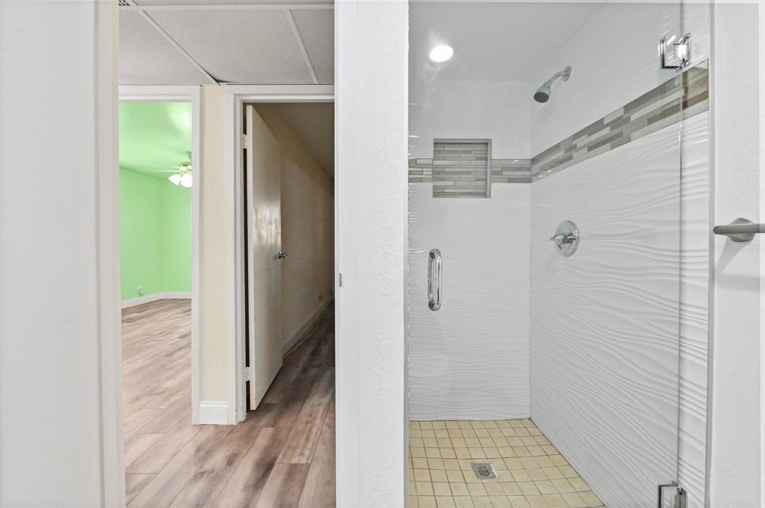 17 Bathroom 02