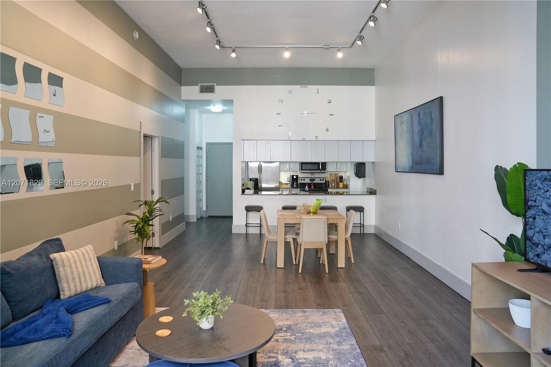 For Rent: $4,500 (2 beds, 1 baths, 1072 Square Feet)