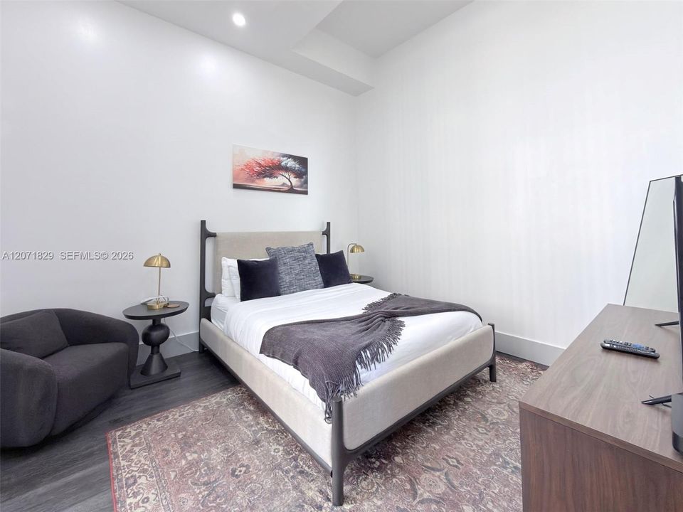 For Rent: $4,500 (2 beds, 1 baths, 1072 Square Feet)