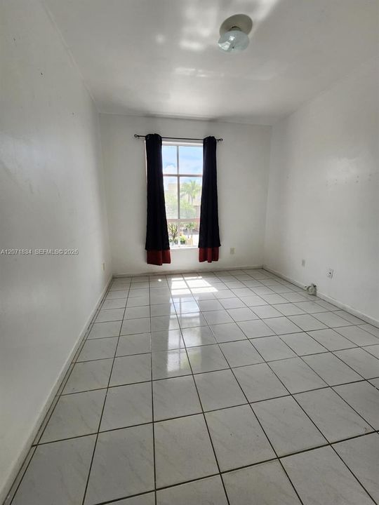 For Rent: $1,675 (1 beds, 1 baths, 570 Square Feet)