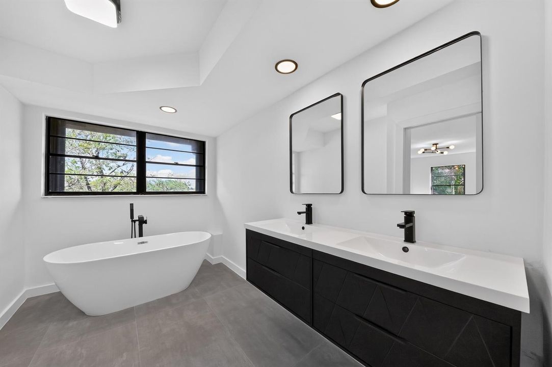 22_19907_Villa_Lante_Pl-Bathroom-0995