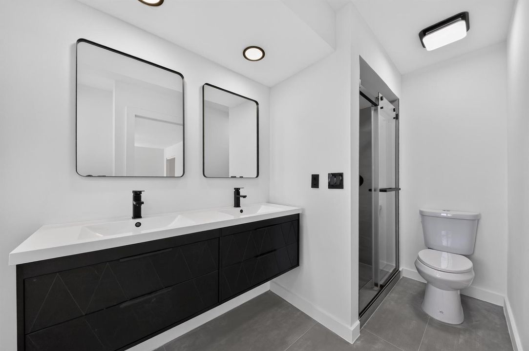 23_19907_Villa_Lante_Pl-Bathroom-0998