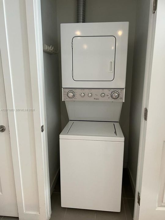 For Rent: $3,700 (2 beds, 2 baths, 882 Square Feet)
