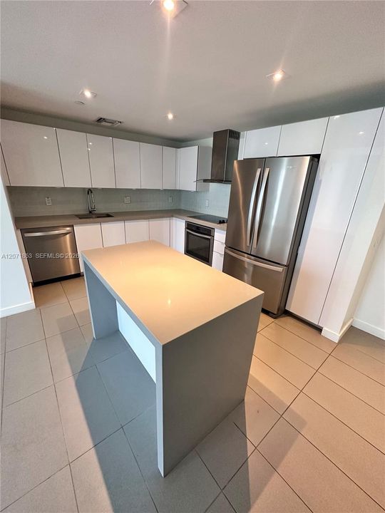 For Rent: $3,700 (2 beds, 2 baths, 882 Square Feet)
