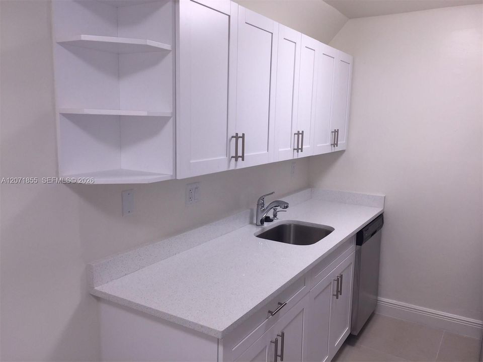For Rent: $1,800 (1 beds, 1 baths, 709 Square Feet)