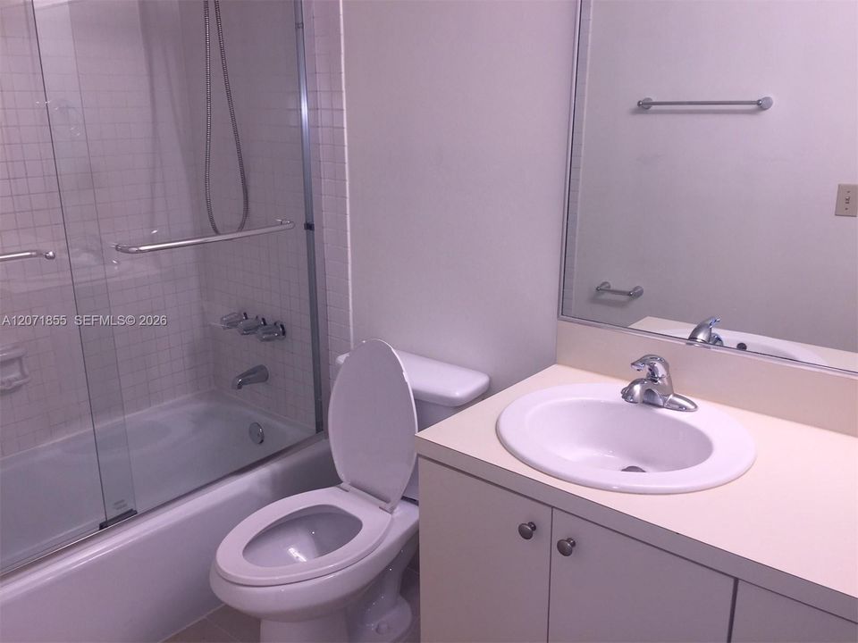 For Rent: $1,800 (1 beds, 1 baths, 709 Square Feet)