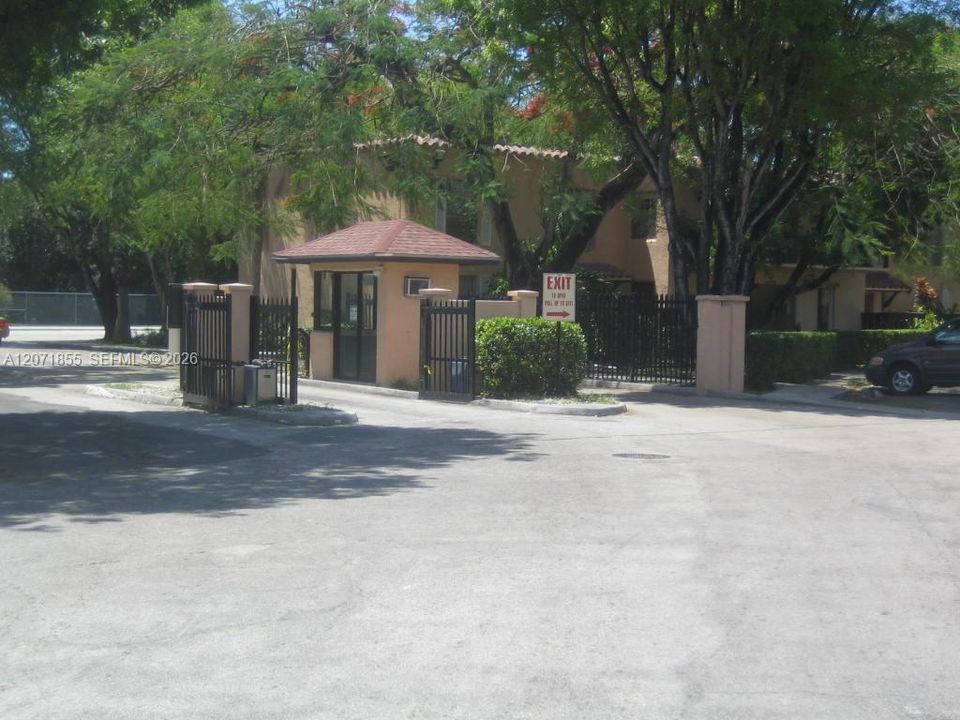 For Rent: $1,800 (1 beds, 1 baths, 709 Square Feet)