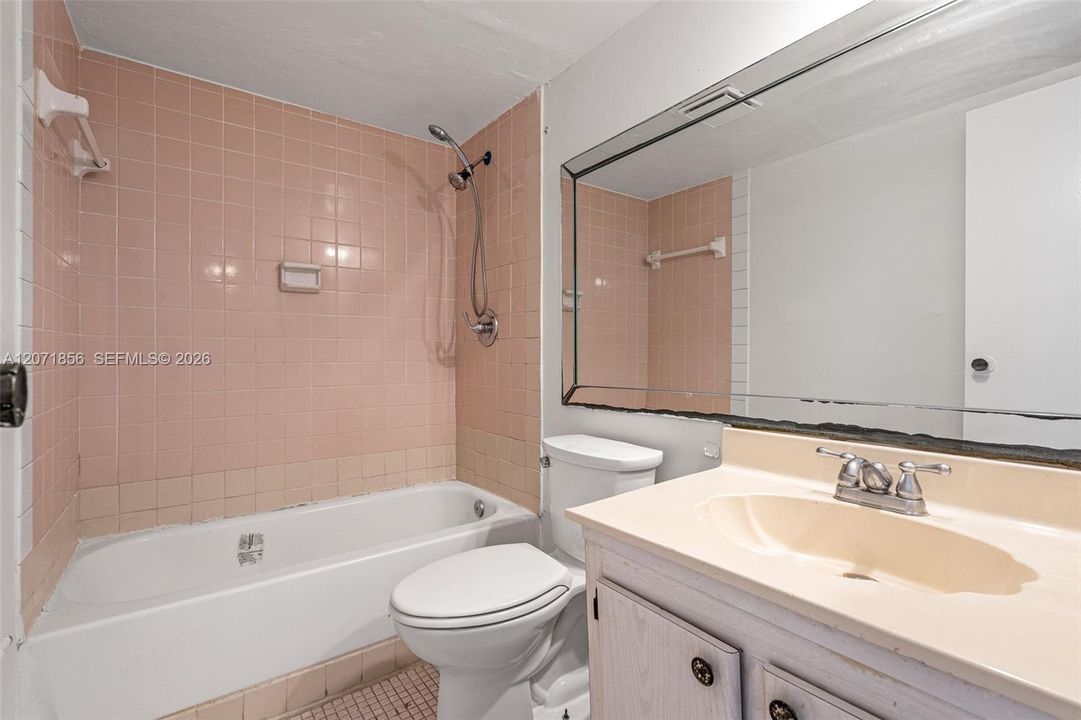 На продажу: $69,900 (2 спален, 2 ванн, 960 Квадратных фут)