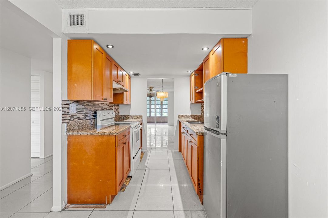 На продажу: $69,900 (2 спален, 2 ванн, 960 Квадратных фут)