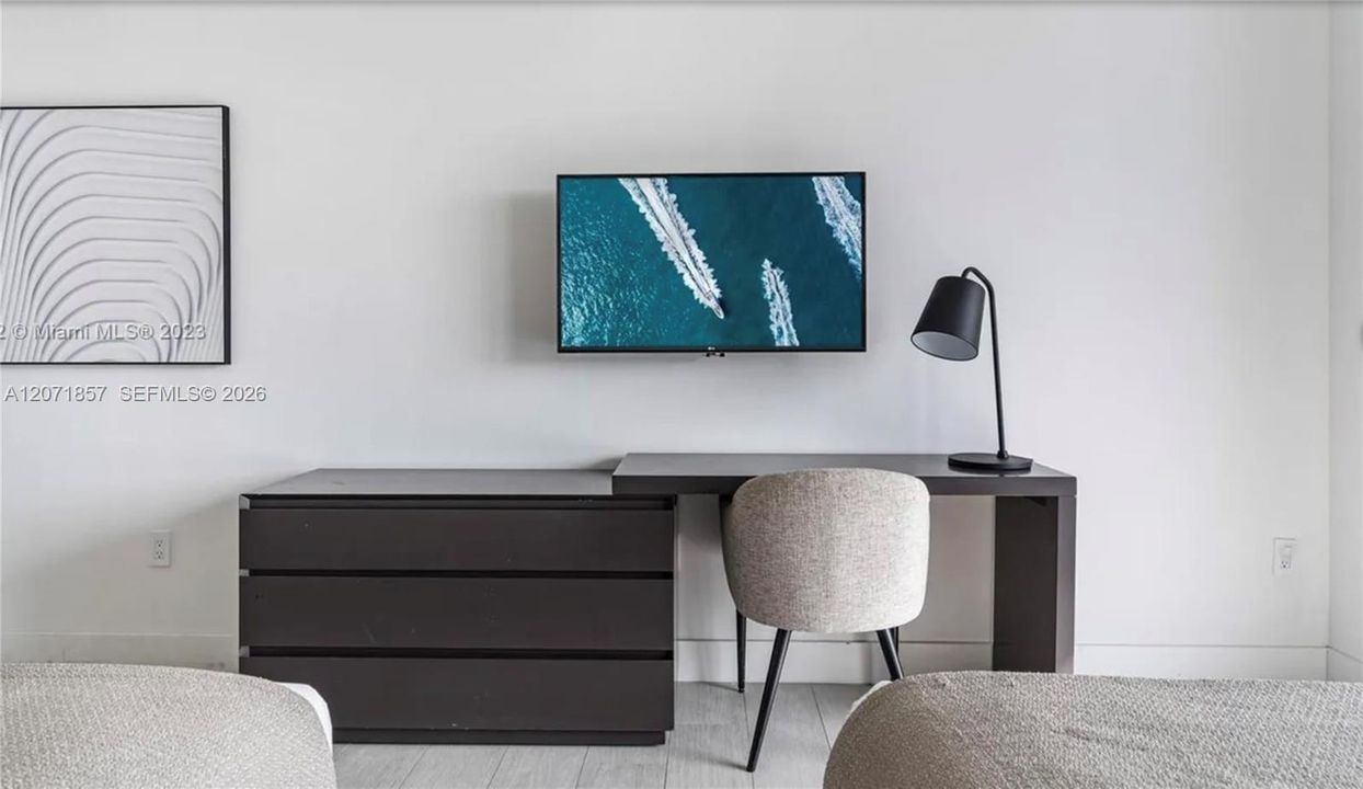 For Sale: $759,000 (2 beds, 2 baths, 1044 Square Feet)