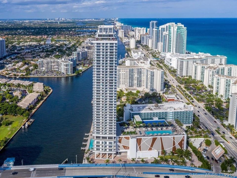 For Sale: $759,000 (2 beds, 2 baths, 1044 Square Feet)