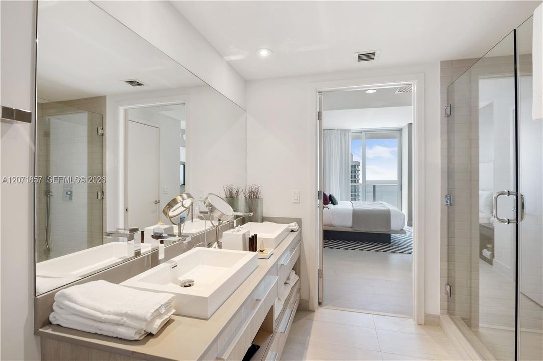 For Sale: $759,000 (2 beds, 2 baths, 1044 Square Feet)