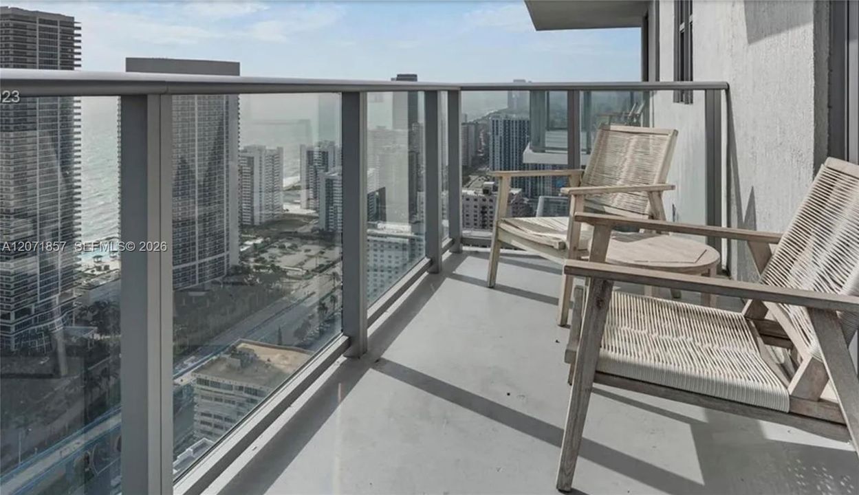 For Sale: $759,000 (2 beds, 2 baths, 1044 Square Feet)