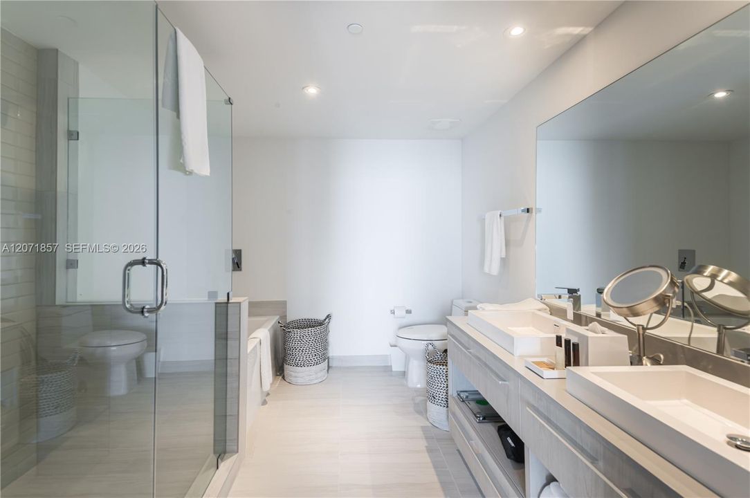 For Sale: $759,000 (2 beds, 2 baths, 1044 Square Feet)