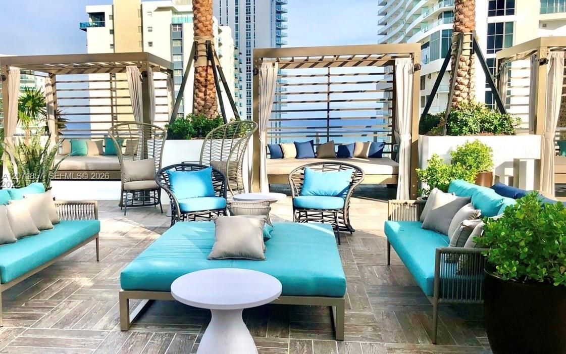 For Sale: $759,000 (2 beds, 2 baths, 1044 Square Feet)