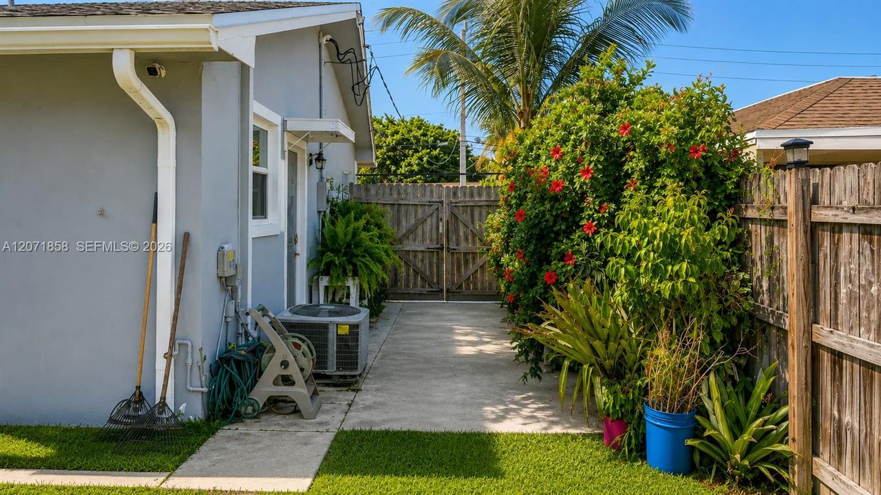 For Sale: $511,000 (4 beds, 2 baths, 1819 Square Feet)