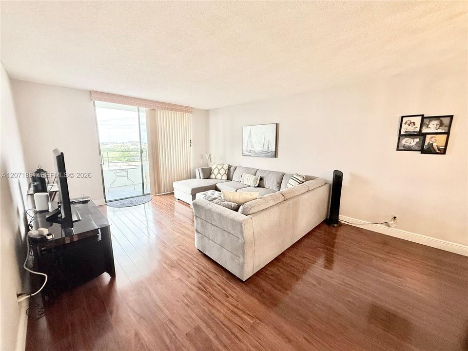 En Venta: $350,000 (2 camas, 2 baños, 1400 Pies cuadrados)