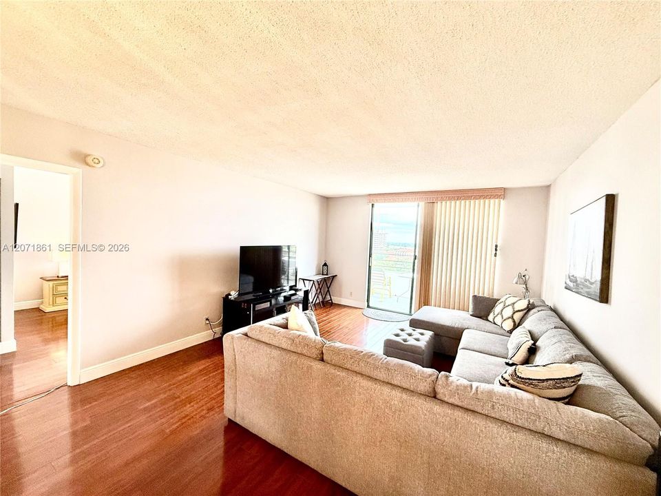 En Venta: $350,000 (2 camas, 2 baños, 1400 Pies cuadrados)
