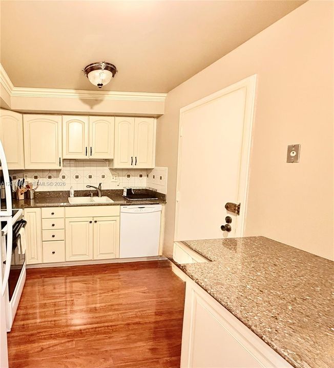 En Venta: $350,000 (2 camas, 2 baños, 1400 Pies cuadrados)