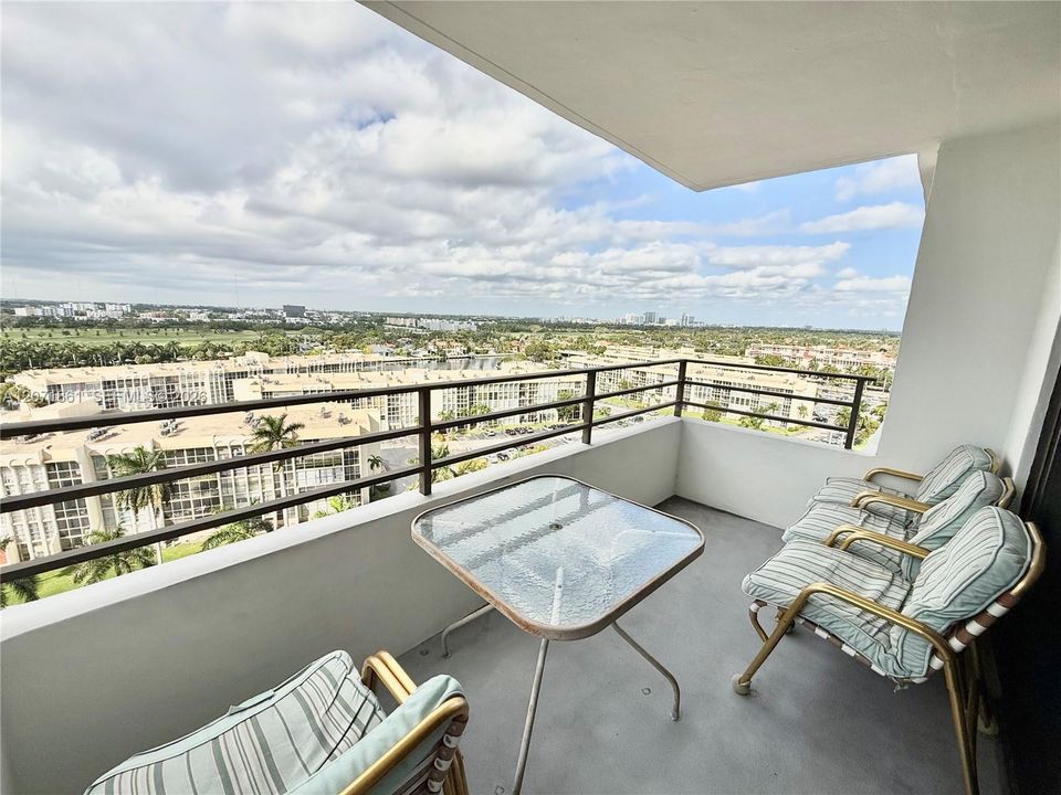 En Venta: $350,000 (2 camas, 2 baños, 1400 Pies cuadrados)
