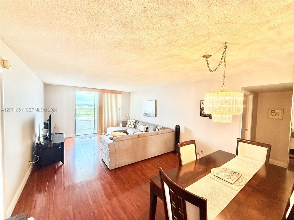 En Venta: $350,000 (2 camas, 2 baños, 1400 Pies cuadrados)