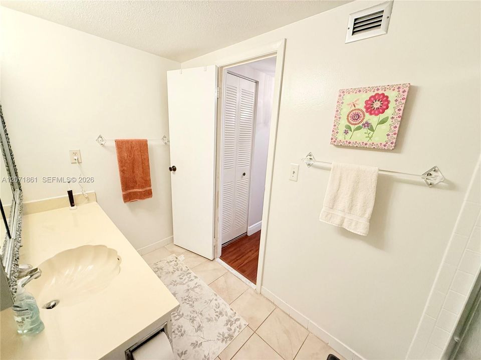 En Venta: $350,000 (2 camas, 2 baños, 1400 Pies cuadrados)