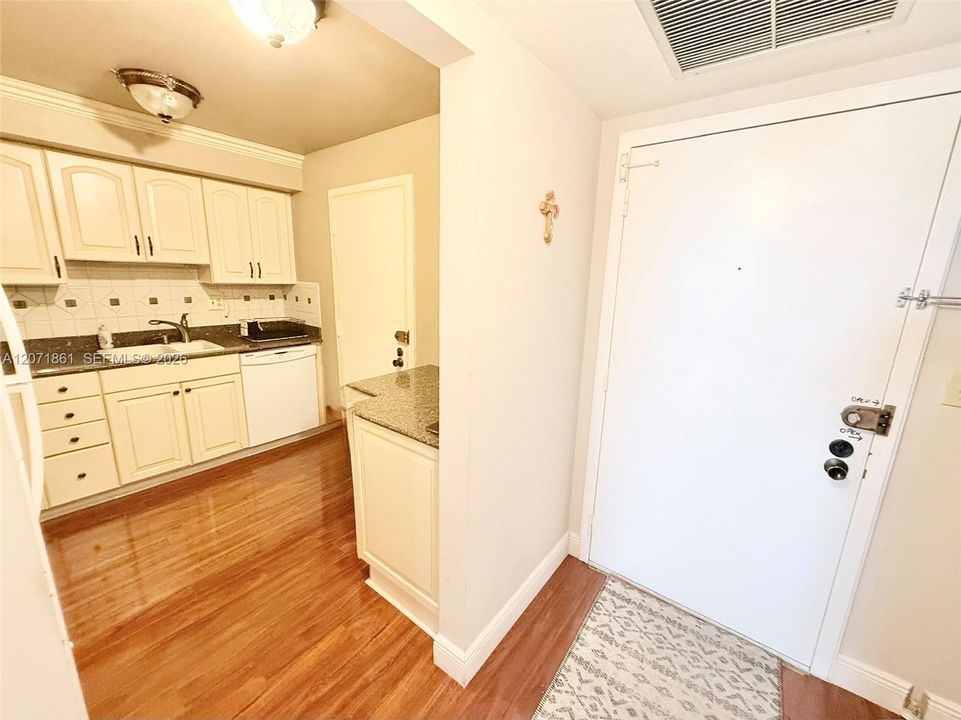 En Venta: $350,000 (2 camas, 2 baños, 1400 Pies cuadrados)
