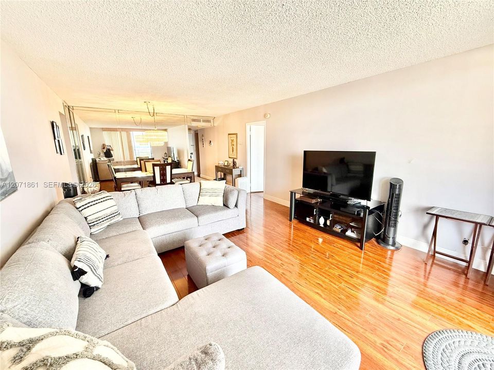 En Venta: $350,000 (2 camas, 2 baños, 1400 Pies cuadrados)