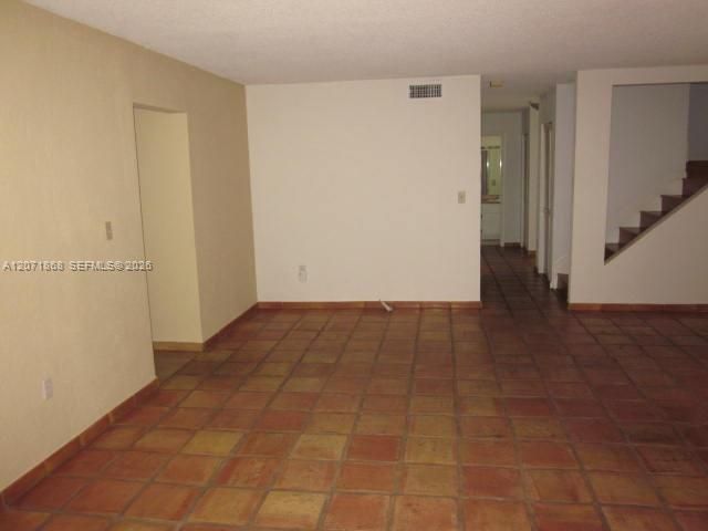 En Venta: $704,900 (4 camas, 2 baños, 2304 Pies cuadrados)