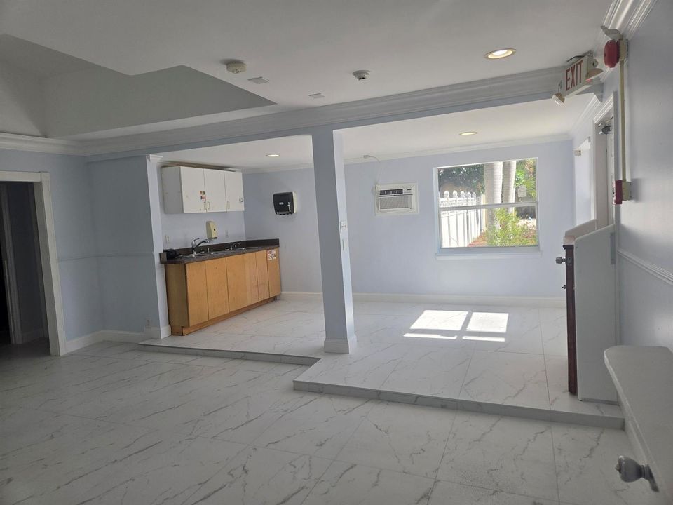1100-frontroom1