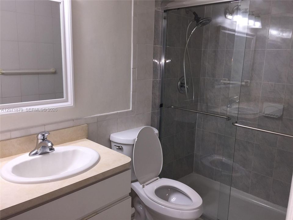 Active With Contract: $1,950 (1 beds, 1 baths, 709 Square Feet)