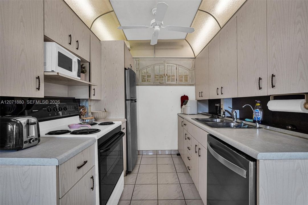 На продажу: $129,000 (2 спален, 1 ванн, 861 Квадратных фут)
