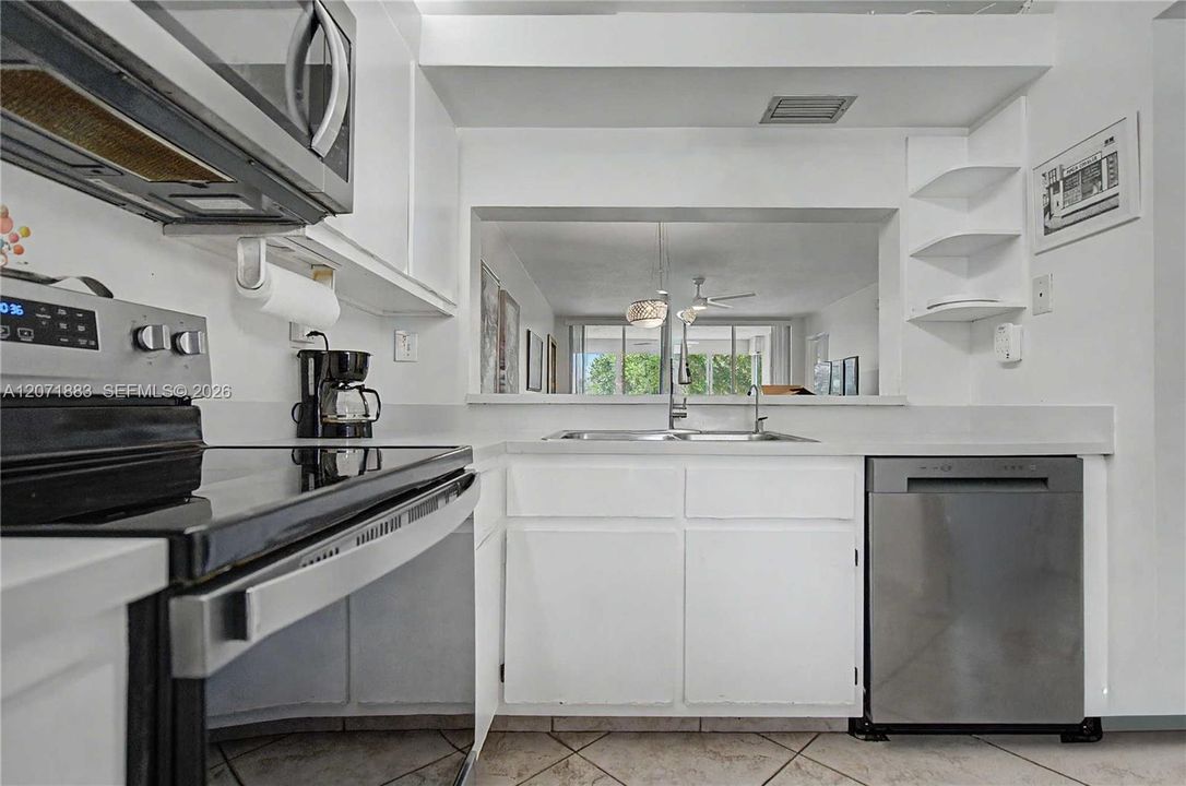For Rent: $2,450 (3 beds, 2 baths, 1124 Square Feet)