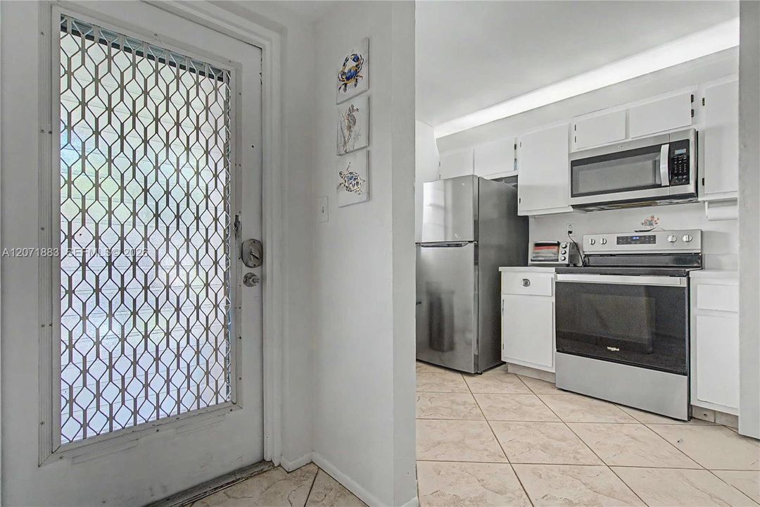 For Rent: $2,450 (3 beds, 2 baths, 1124 Square Feet)